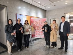<strong>为女教职工们预备了满载祝心贺卡以及精</strong>